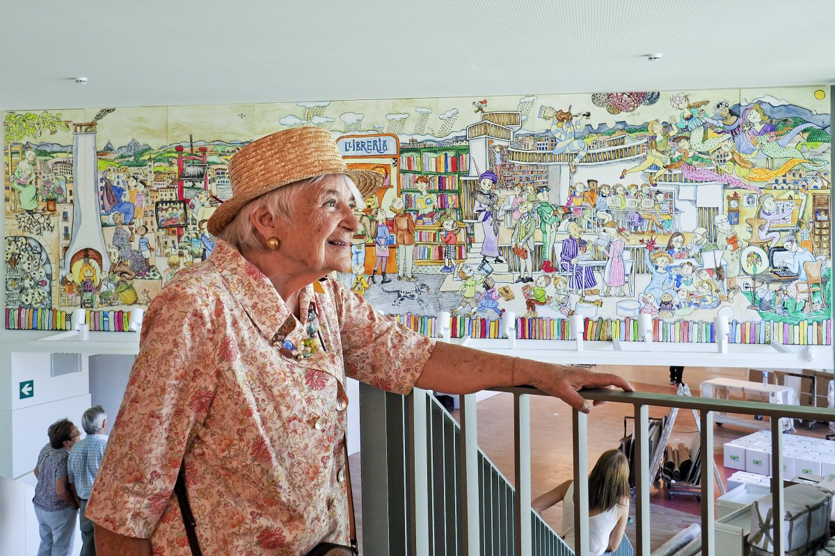 Pilarín Bayés, aquest dijous, davant del mural que ha pintat a la biblioteca que s'inaugurarà el proper mes d'octubre