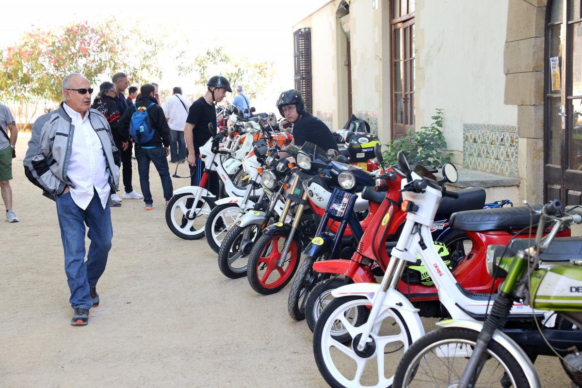 Algunes de les motos que participarien a la sortida exposades a la Masia Carrencà