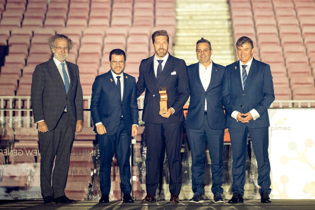 El fundador de Sorbos, Víctor Manuel Sánchez, amb el guardó a la mà, amb el president Aragonès i membres de Pimec