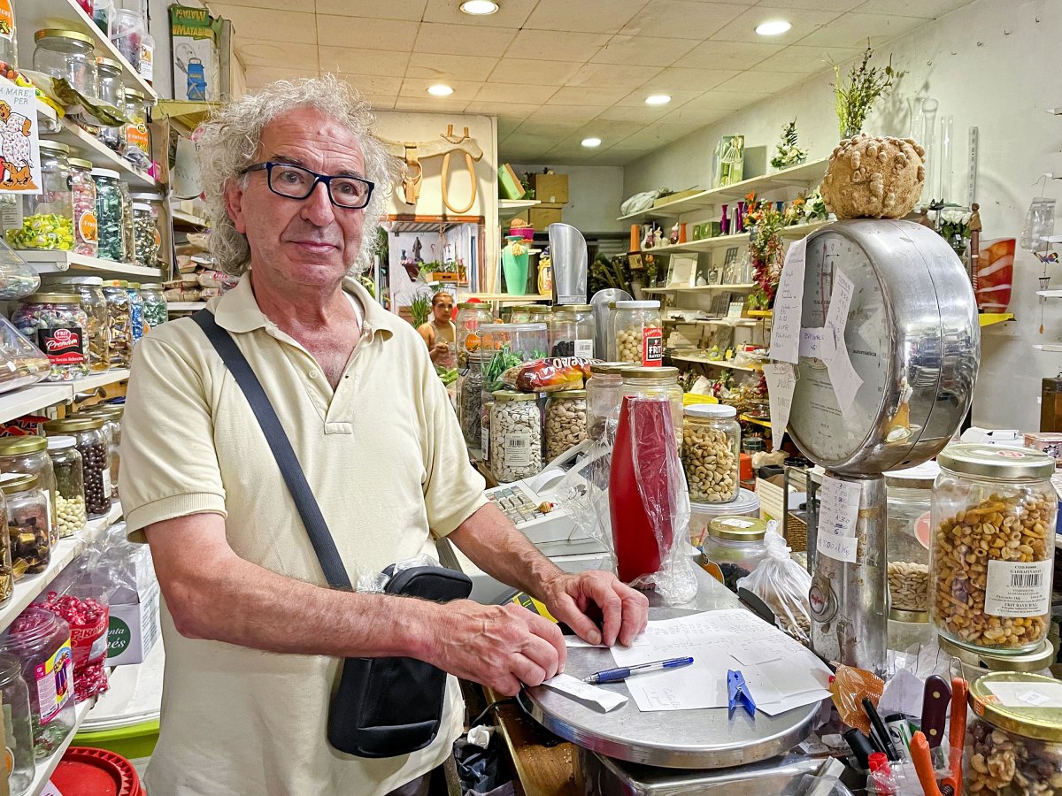 Josep Ferrer, la setmana passada al taulell de la botiga que ja ha tancat les portes