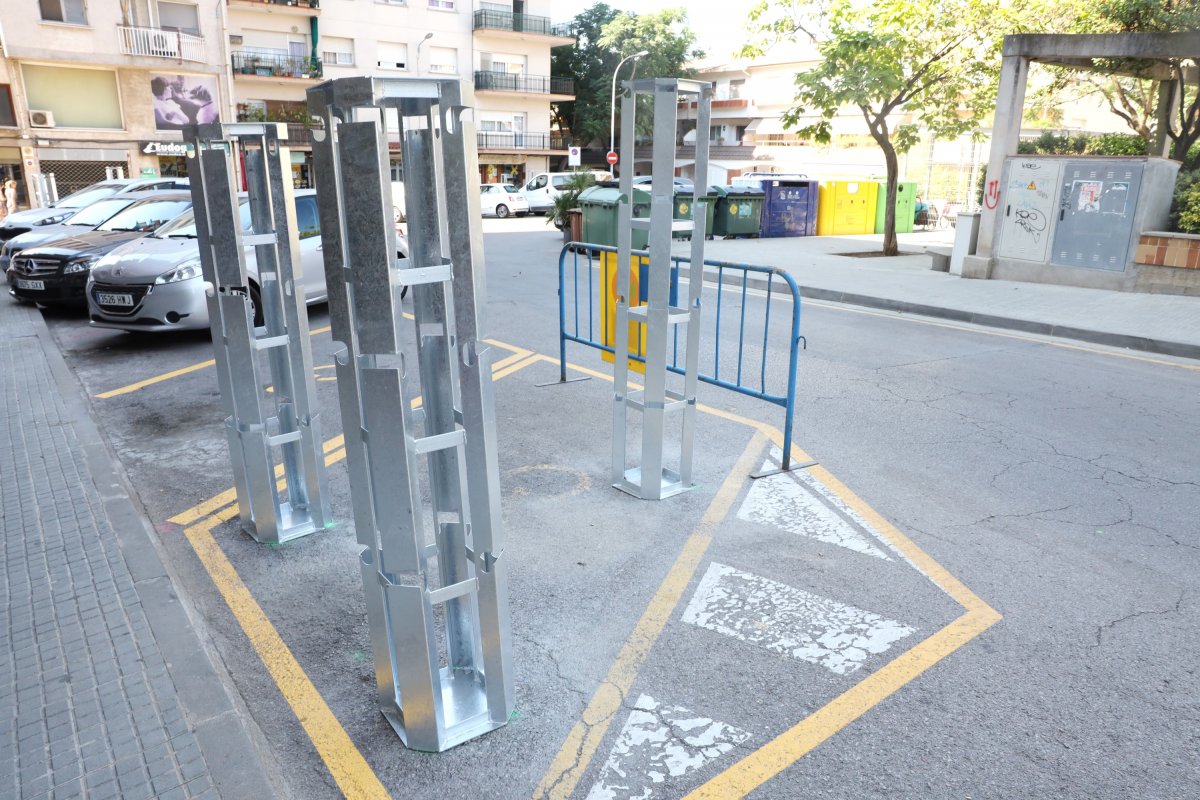 Penjadors per a contenidors individuals a la plaça Joan Alsina