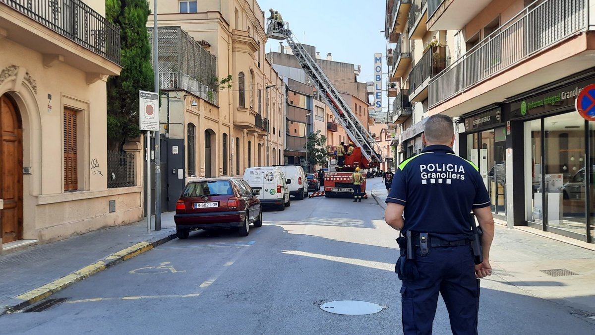 L'actuació dels bombers al carrer del Rec aquest dissabte