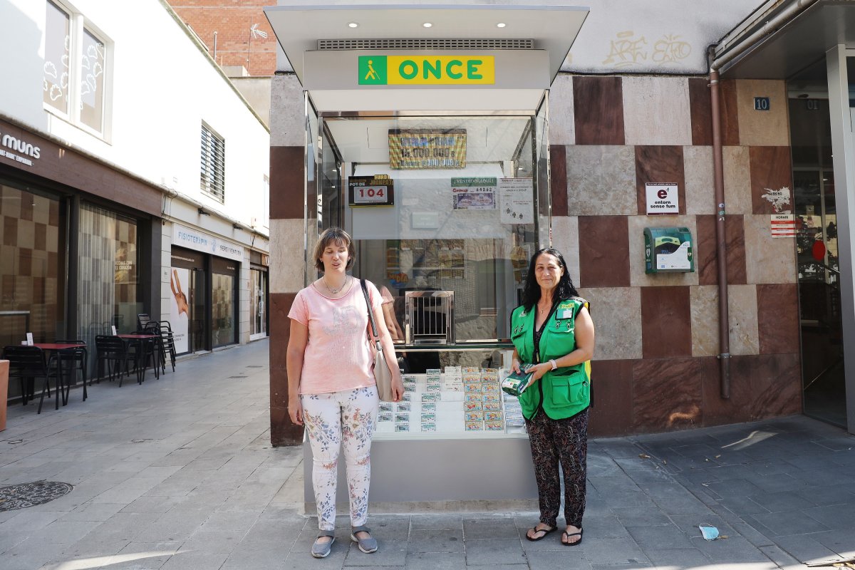 Rebeca Garcia, directora de l’ONCE a Granollers, amb una venedora davant del nou quiosc de la plaça de la Caserna, al costat del mercat de Sant Carles