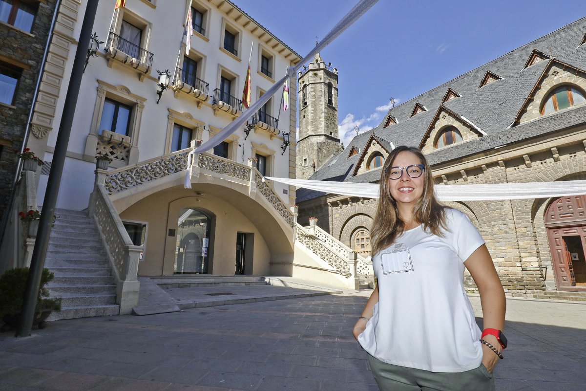 Mònica Santjaume, davant de l'ajuntament de Ribes