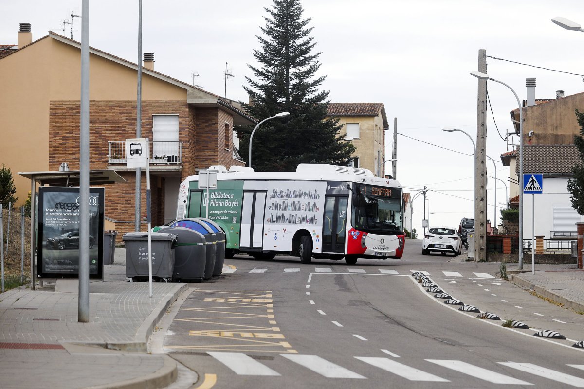 L'autobús urbà de Vic, al seu pas per la parada de la Serra-de-senferm