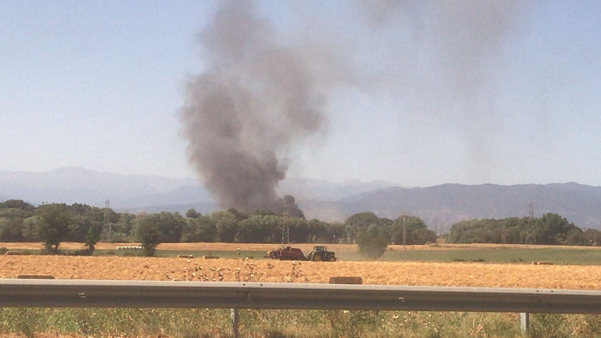 La columna de fum que sortia del vehicle incendiat