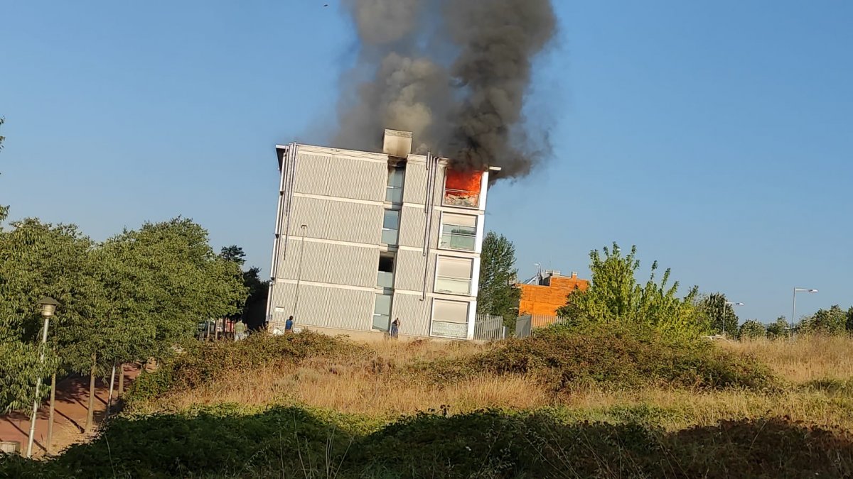L'habitatge afectat encara en flames