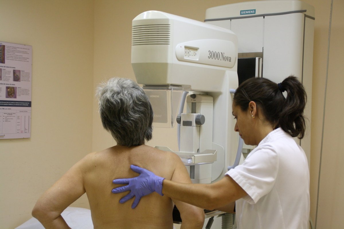 Una dona fent-se una mamografia en una imatge d'arxiu