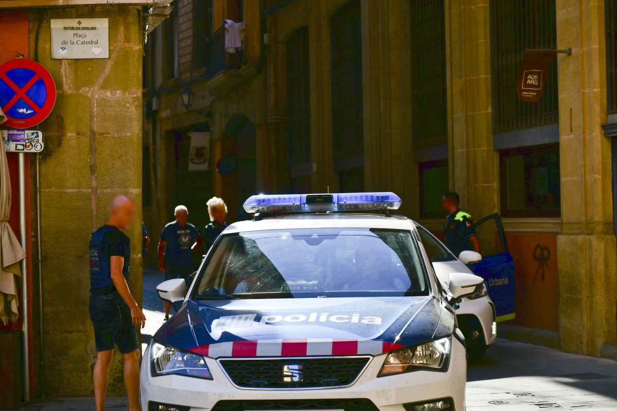 Un cotxe patrulla dels Mossos després d'haver efectuat la detenció