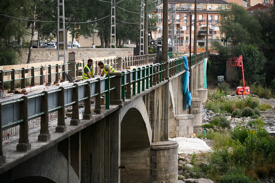 Una vista del pont del tren a Ripoll d'aquest dijous, als pocs dies d'iniciar-se les obres de reforma