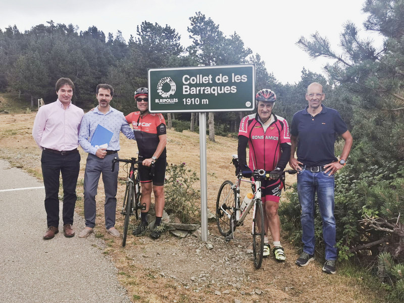 Xavier Guitart, Joaquim Colomer i Enric Serra amb dos ciclistes