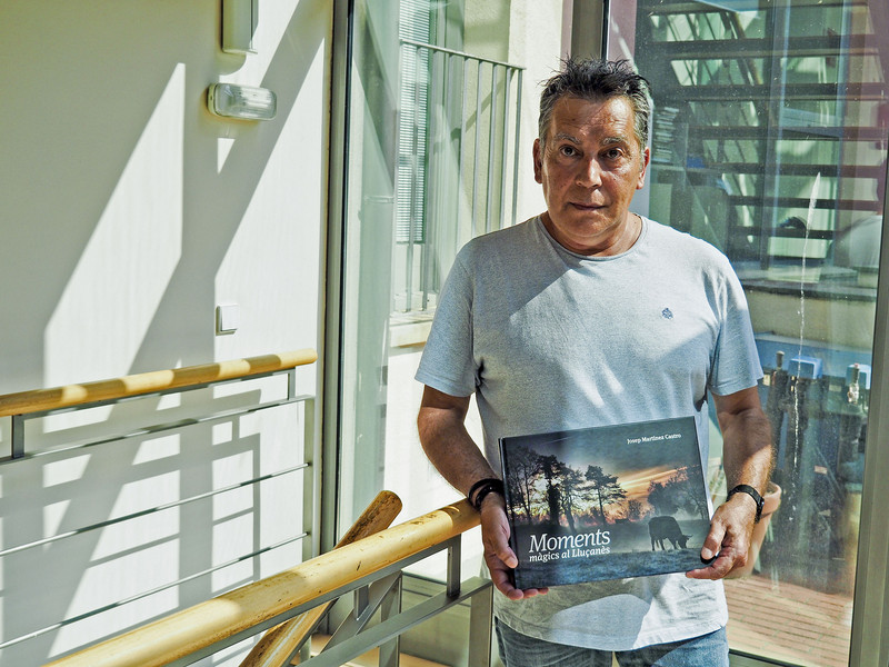 Josep Martínez Castro, amb un exemplar del llibre, a la seu d'EL 9 NOU de Vic