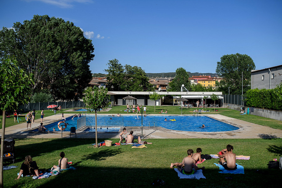 Vista de la piscina municipal de Folgueroles, una tarda d'aquest estiu