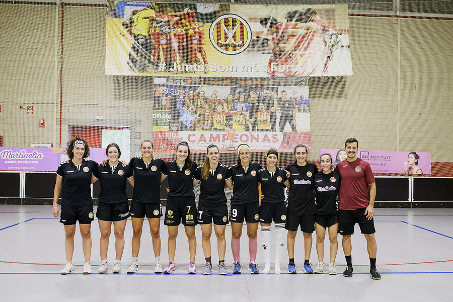 Les jugadores del primer equip del Martinelia Manlleu, dimarts en el primer entrenament del       nou curs amb el tècnic Jordi Boada