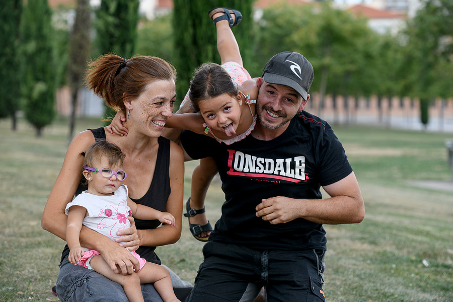 L'Àuria, en braços de la seva mare Sandra, l'Arlet, i el seu pare, Guinard, al parc Josep Maria Sert de Vic