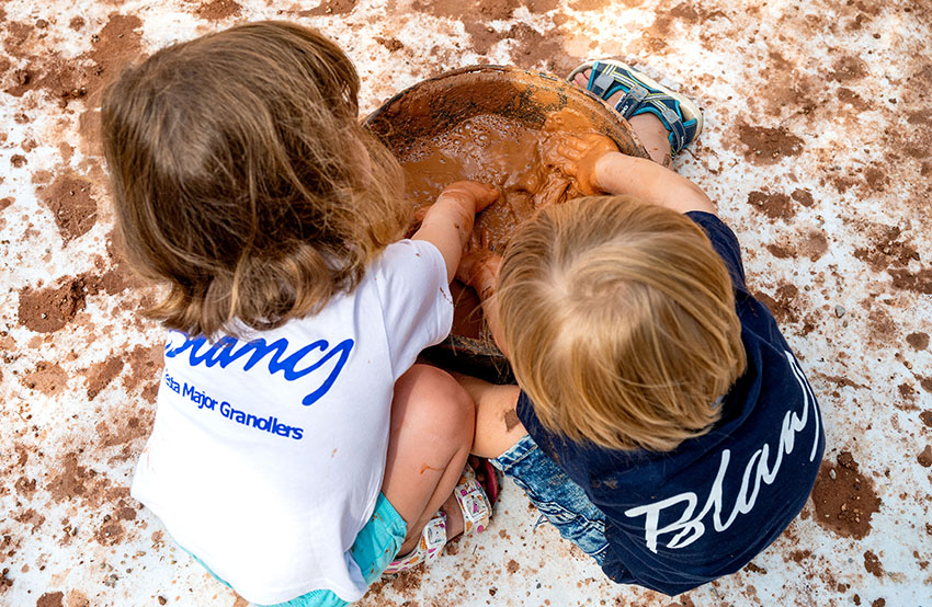 Dos infants, de Blancs i Blaus, al parc Torras Villà la festa major de l'any passat