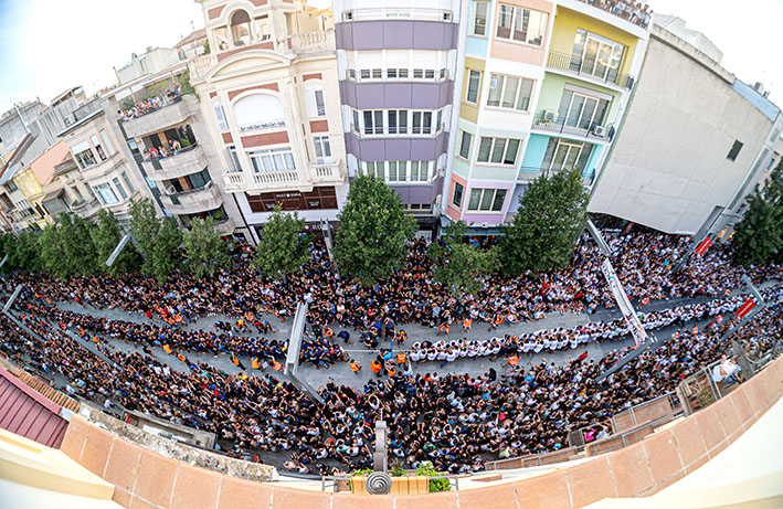 La dimensió de l'estirada de corda de la festa major de Blanc i Blaus al carrer Anselm Clavé de Granollers
