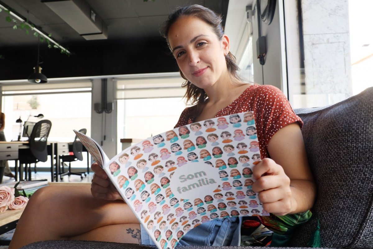 Marina Vila, vicepresidenta de Trenquem Armaris, mostra un exemplar del llibre ‘Som família’