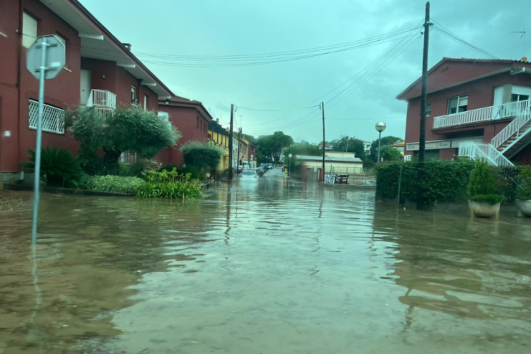 Un tram de carrer inundat per la pluja