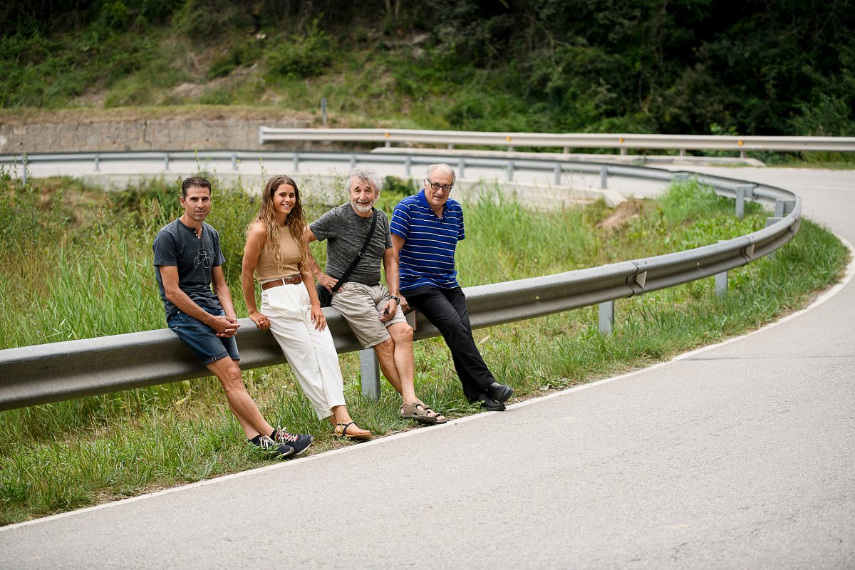 Josep Jufré, Judit Erra, Ramon Prat i Eudald Llagostera, a l'antiga carretera de Prats, una de les més tranquil·les pels ciclistes a Osona