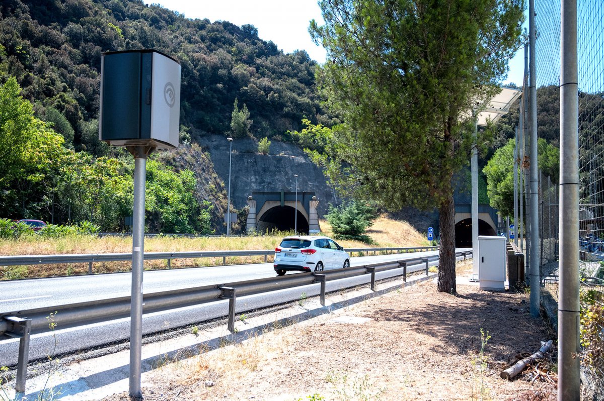 El radar amb les plaques fotovoltaiques que l'alimenten