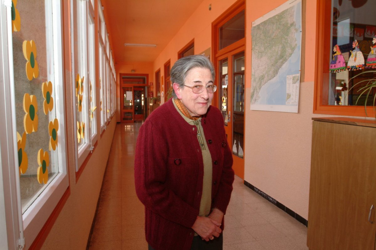La germana Joana López, en un passadís de l'escola del Carme l'any 2006