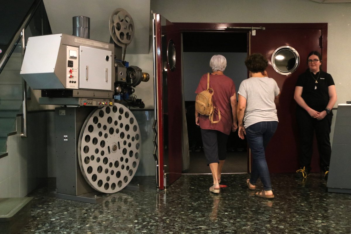 Dues espectadores entren a la sala del Cinema Kubrick de Vilafranca del Penedès