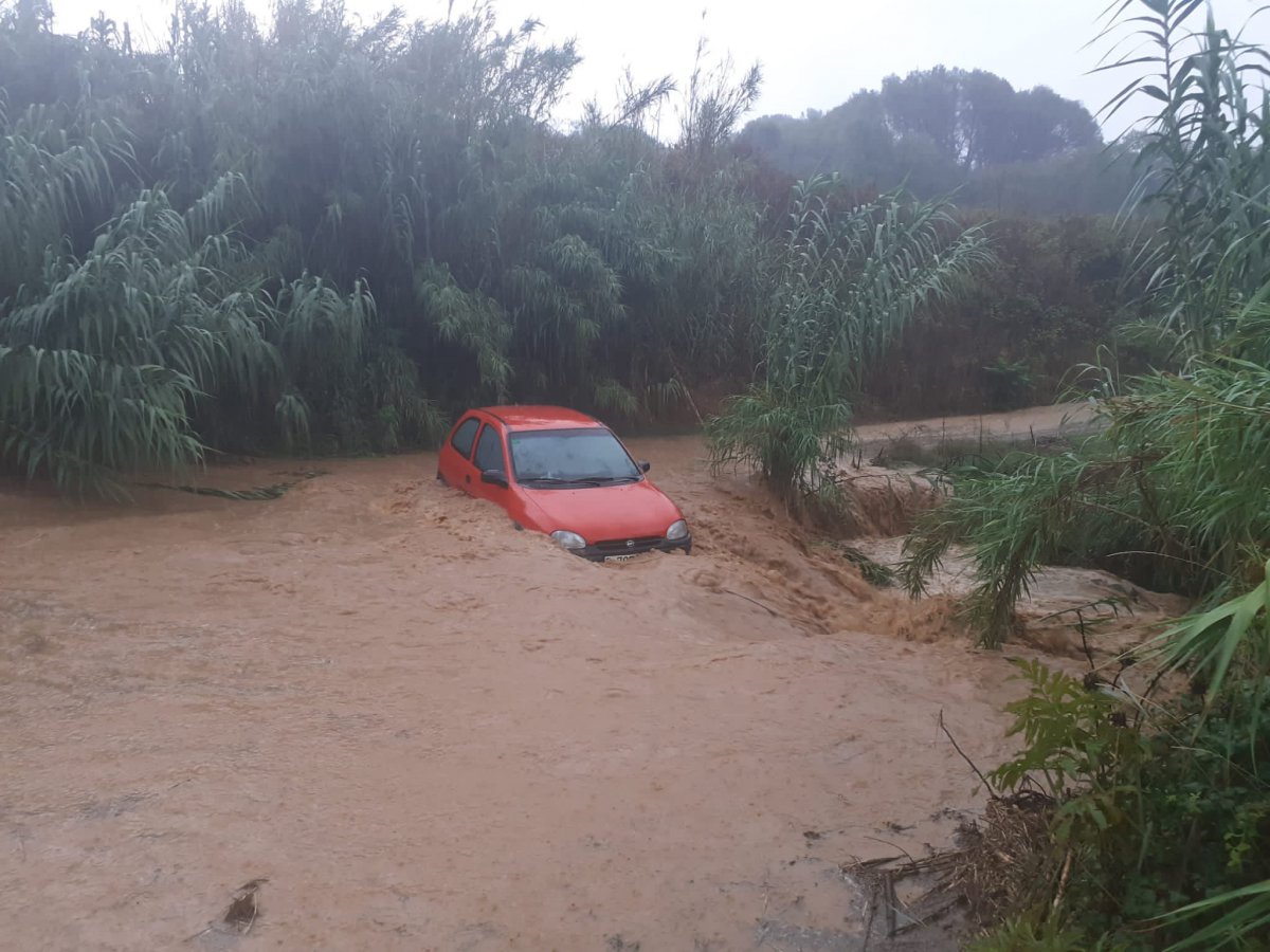 Un cotxe que va quedar atrapat al camí que va del polígon La Borda a Can Valls i Torre Negrell en  la tempesta del cap de setmana passat