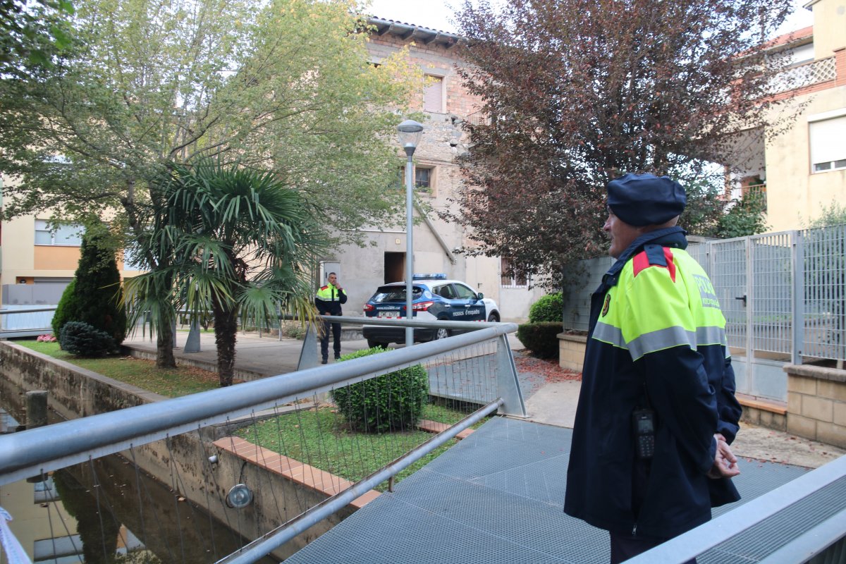 Agents inspeccionant l'habitatge