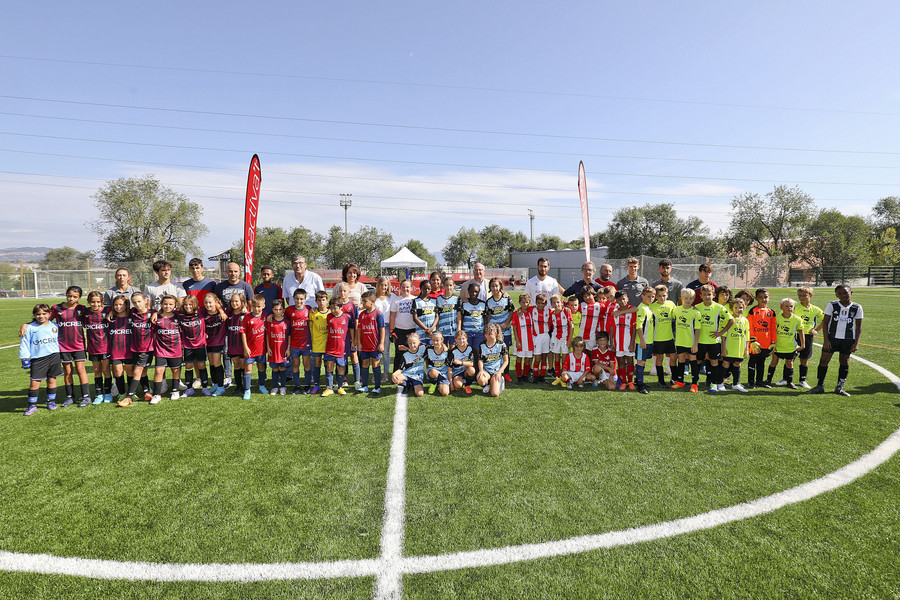 Autoritats i representants dels tres clubs de futbol formatiu de la ciutat, amb els participants al triangular