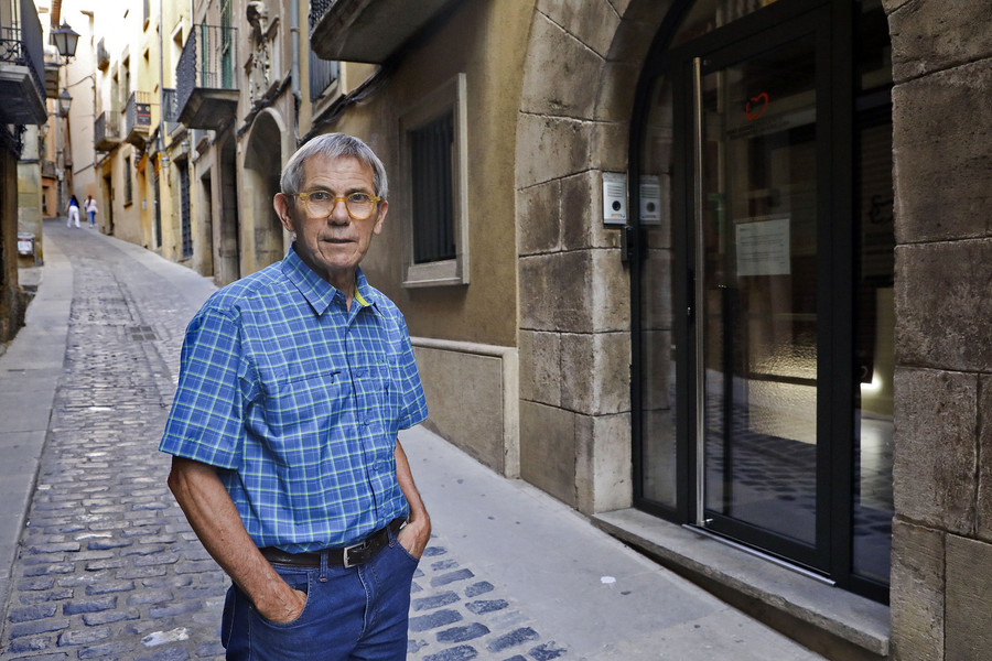 Antoni Anguera aquesta setmana al carrer Sant Miquel de Vic, on va néixer i créixer i on també va tenir la primera botiga de fotografia