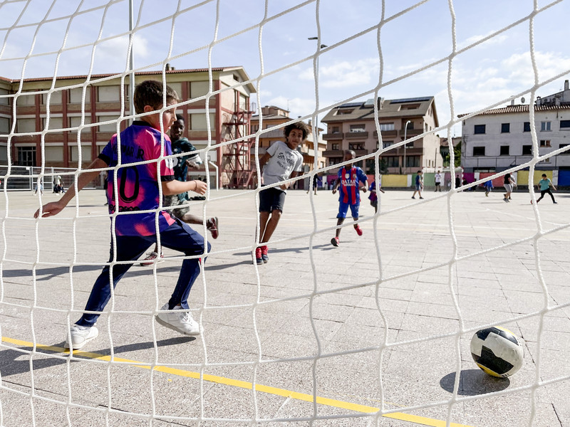 Nens jugant a futbol al pati del Sagrat Cor