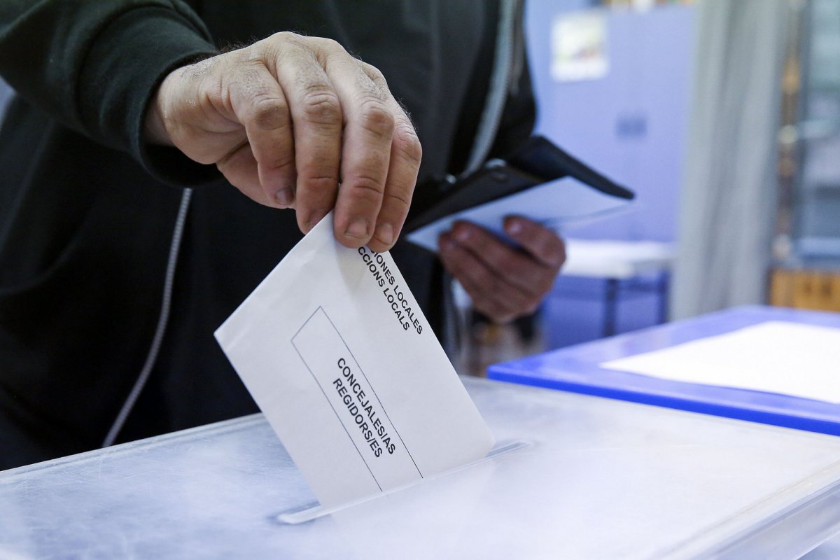 Una persona votant a les últimes eleccions municipals