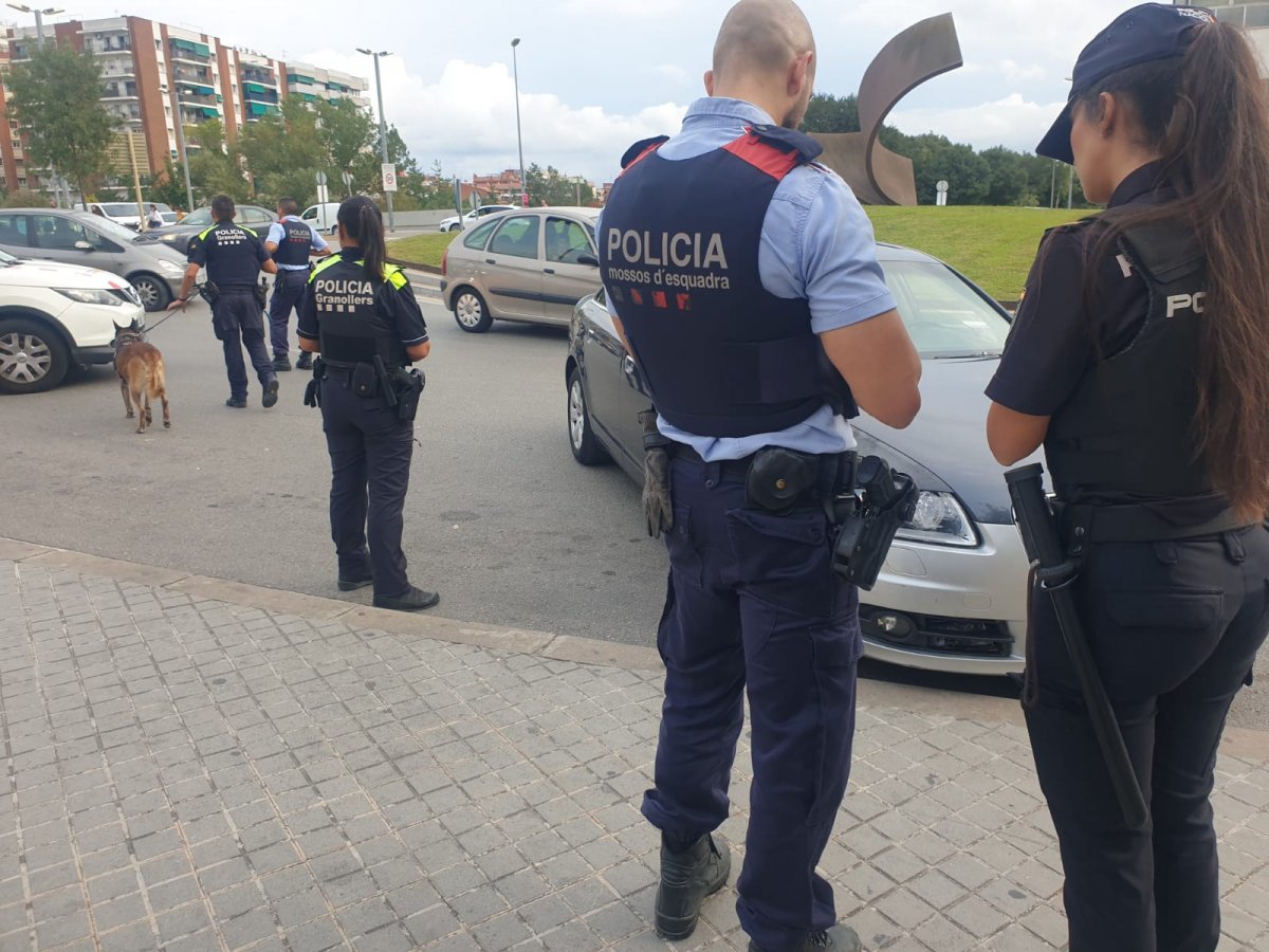 Efectius policials a la rotonda de la plaça Serrat i Bonastre