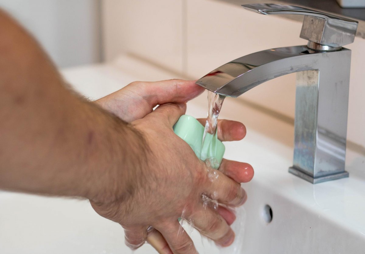 Una persona rentant-se les mans