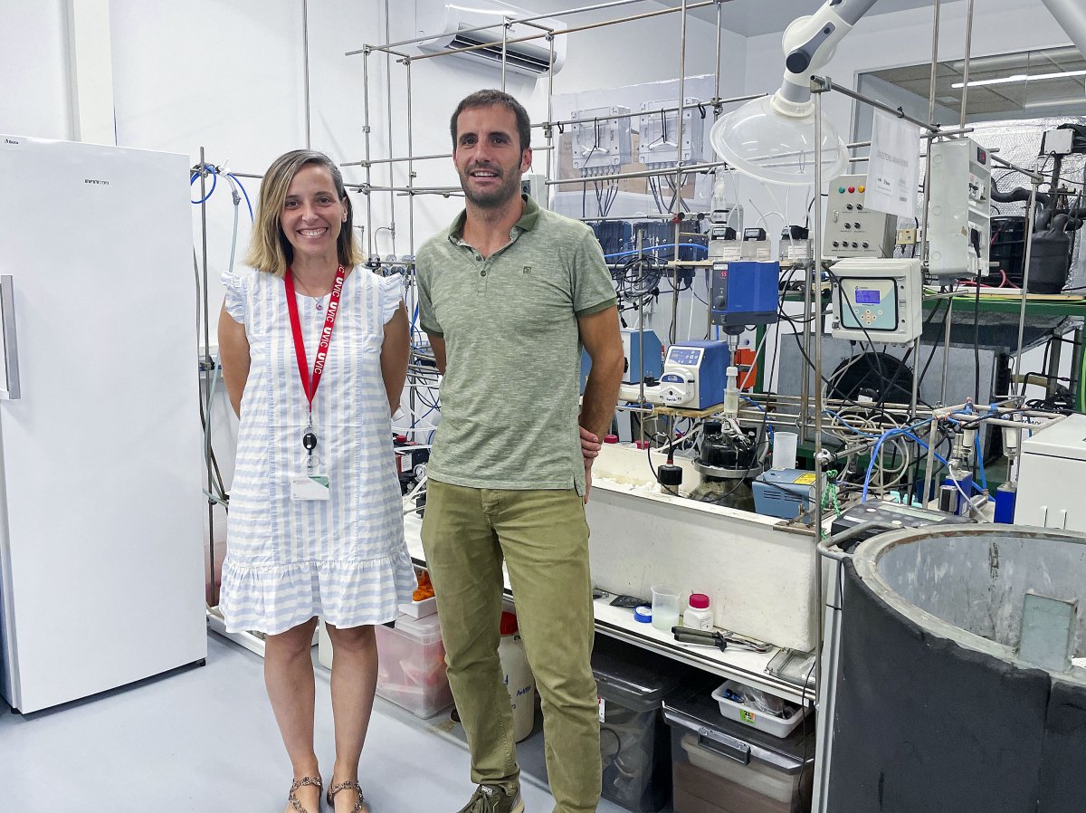Mabel Mora i Ricard Carreras, davant una de les plantes experimentals de biogàs al laboratori del centre BETA