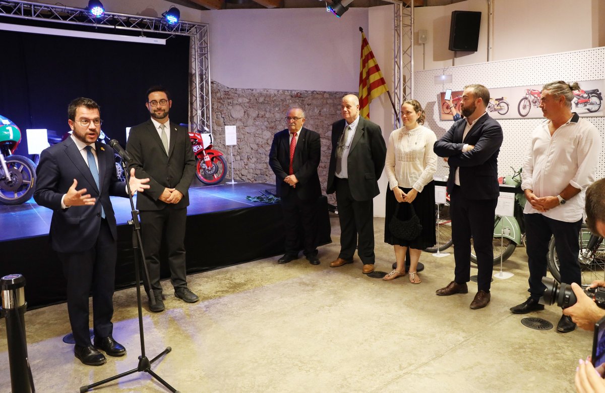 Aragonès, es dirigeix als assistents a la inauguració al costat de l'alcalde, Marc Candela, i de membres de la comissió que ha organitzat els actes del centenari de Derbi