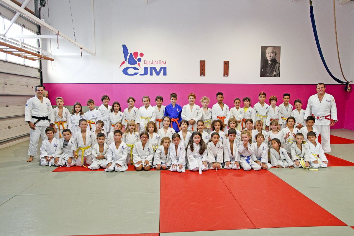 Foto de família d’alumnes i professors del Club Judo Moià, amb origen als anys noranta
