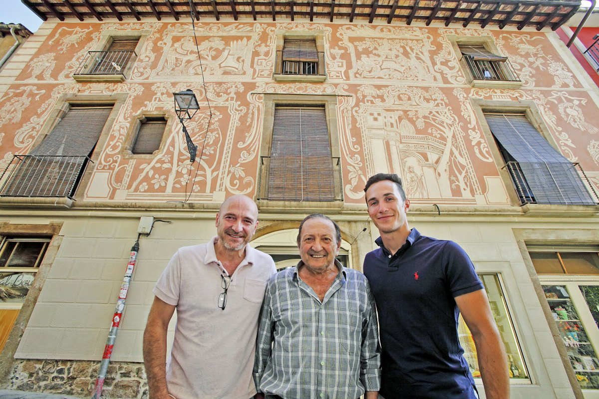 Tres generacions de forners: d’esquerra a dreta, Xavier Crivillés Melero, Francesc Crivillés Comerma i Xavier Crivillés Gassó davant de Cal Bou