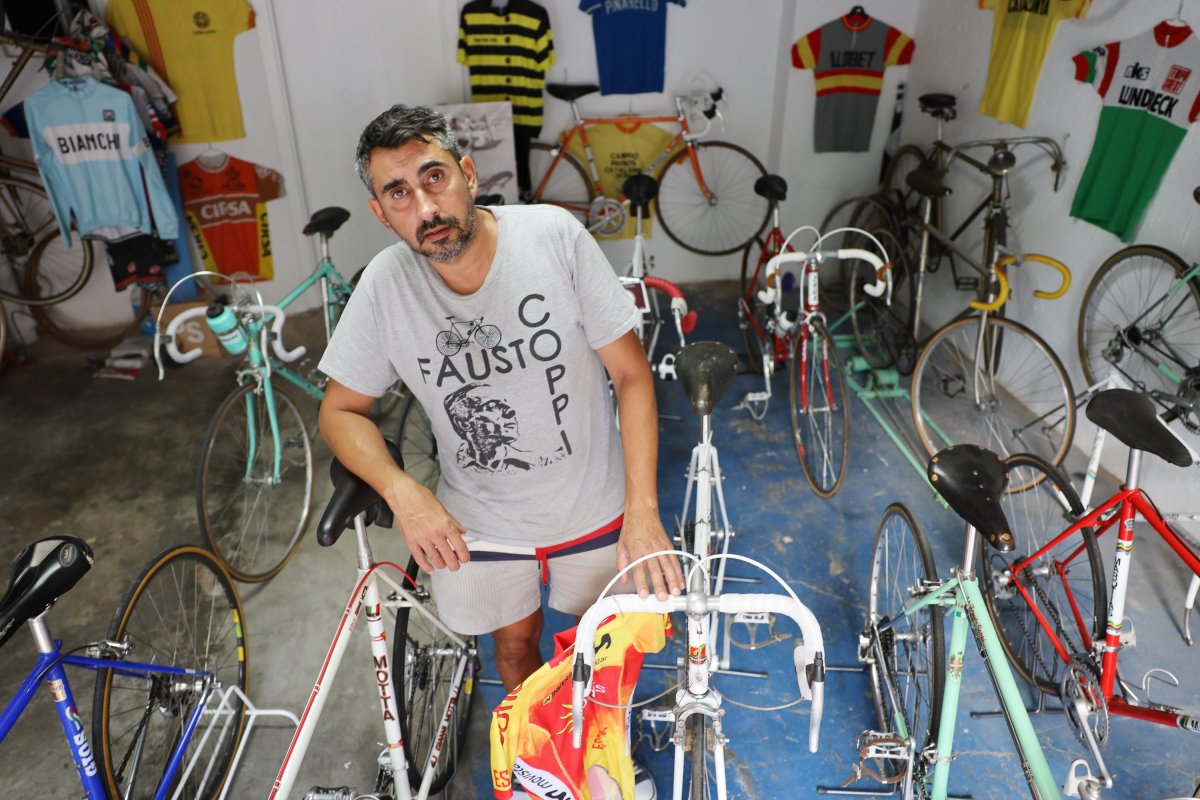 Carles Rivas amb la col·lecció familiar de bicicletes antigues que conserva