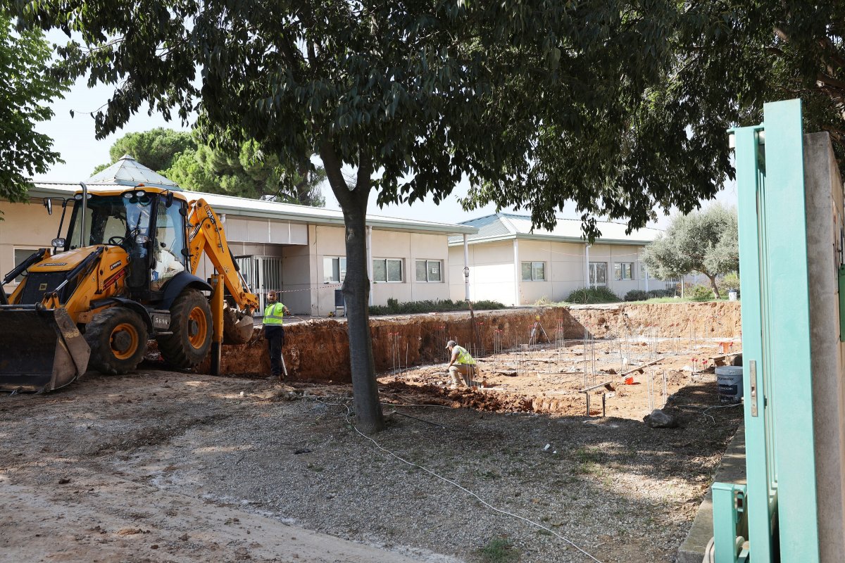Aquest dijous continuaven els treballs de preparació del terreny on s’instal·laran els dos mòduls de l’escola Can Vila