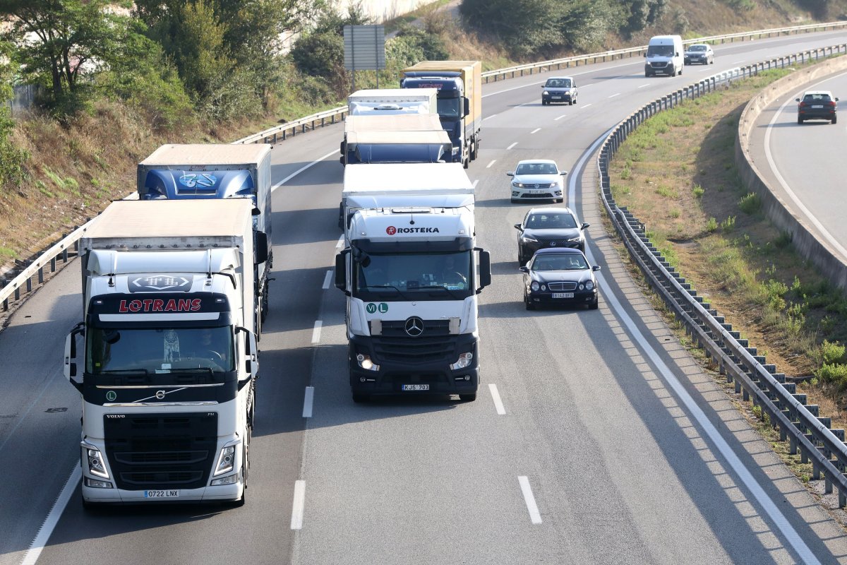 Camions circulant per l'AP-7 a l'altura de Llinars en una imatge d'arxiu