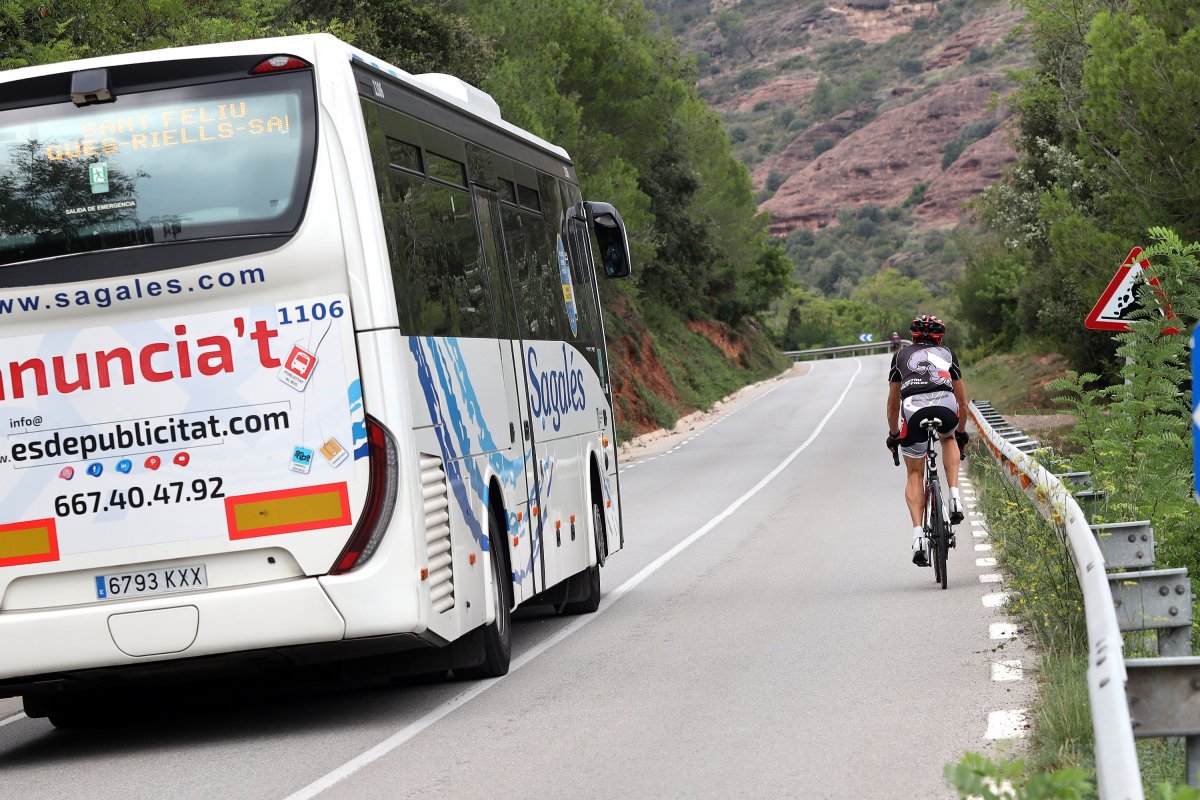 Un autobús avança un ciclista deixant més d'un metre i mig de distància a la carretera de Riells a Sant Feliu