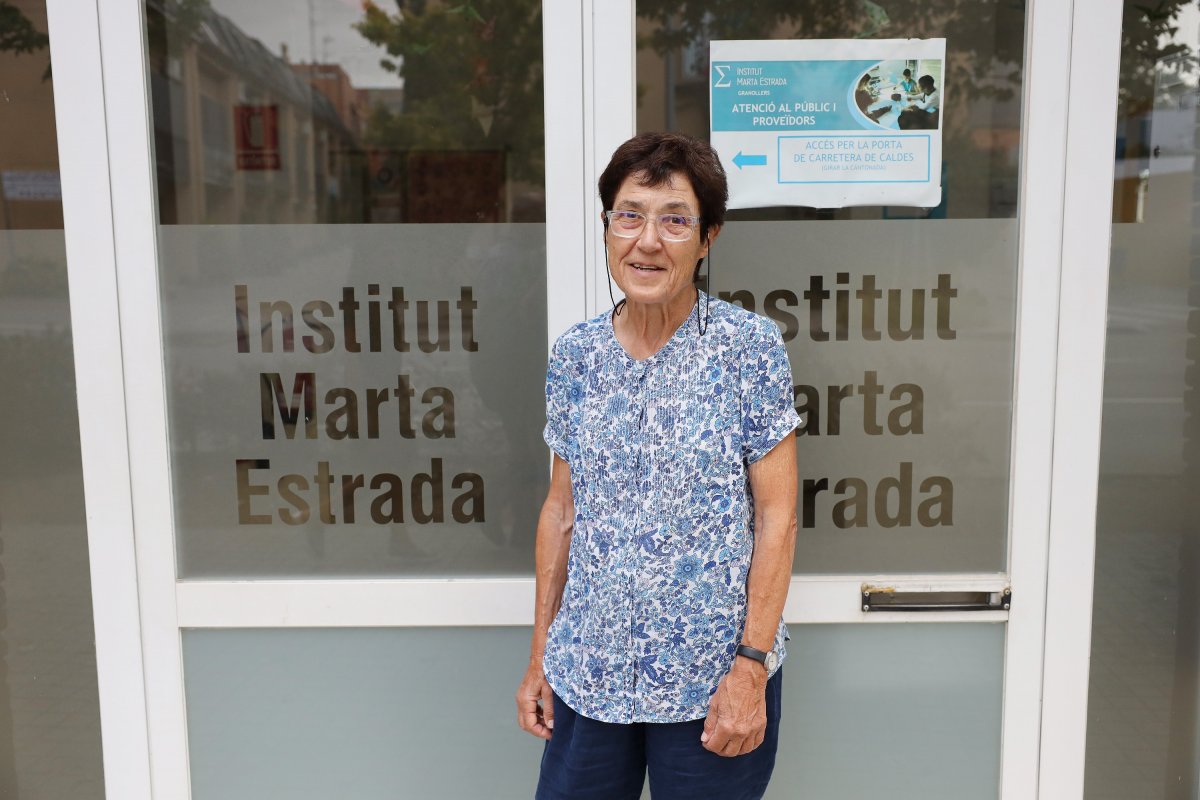 Marta Estrada, a la porta de l'institut de Granollers que porta el seu nom