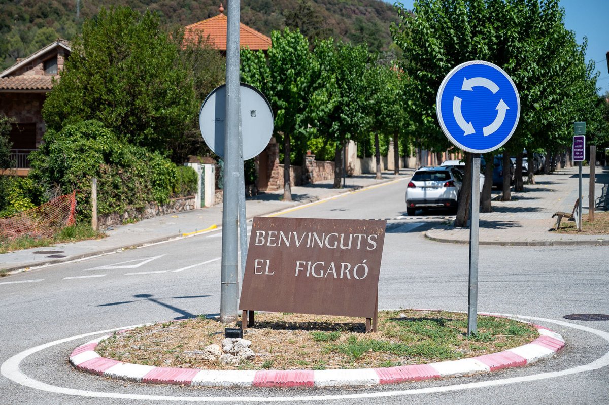 La rotonda de l'entrada de Figaró en una imatge de l'estiu