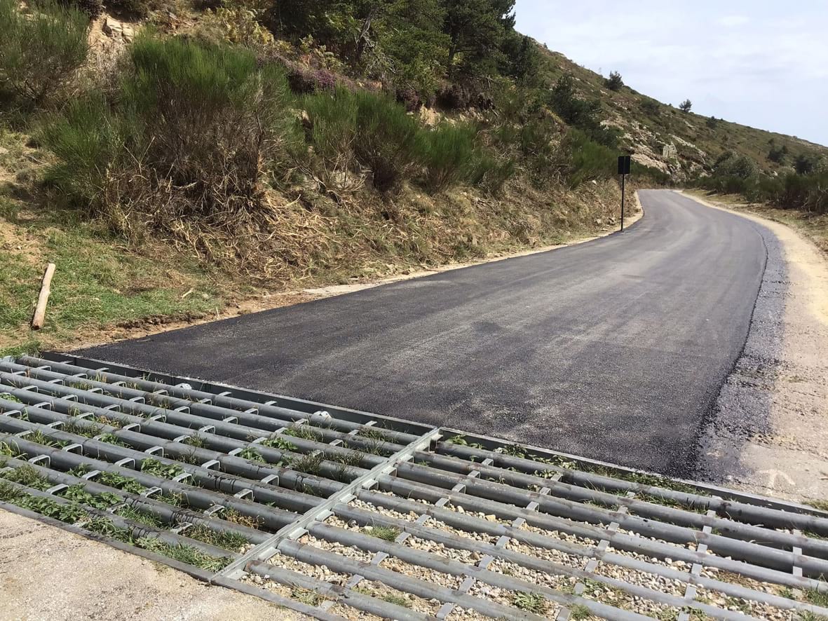 La pista pavimentada de nou tocant a l'aparcament de Plana Amagada