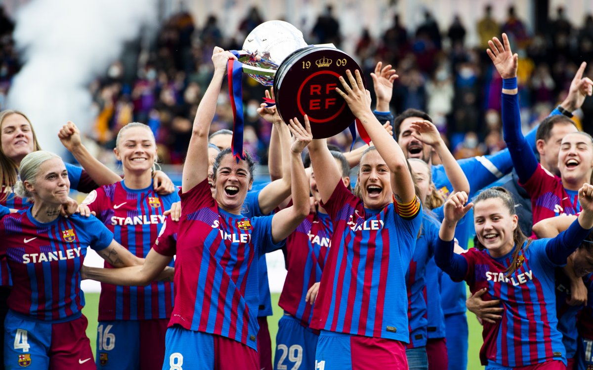 Alèxia Putellas aixeca el trofeu de l'última Lliga Femenina, un dels títols que ha obtingut aquest any