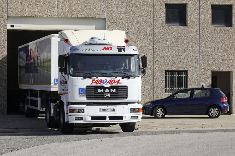Un vehicle de l'Autoescola Taboada, a punt per a una sessió pràctica del carnet de camió