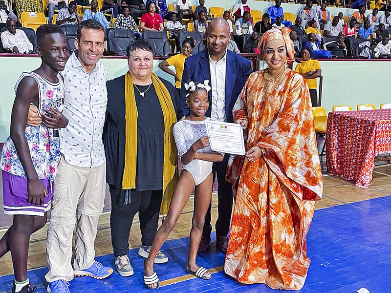 Amb els seus pares, el germà, Kamaté i la presidenta de l'Association Solidarité Femmes d'Ici  et d'Ailleurs, Fatouma M'Barka Mint Hamoudy, que va fer possible l'exhibició