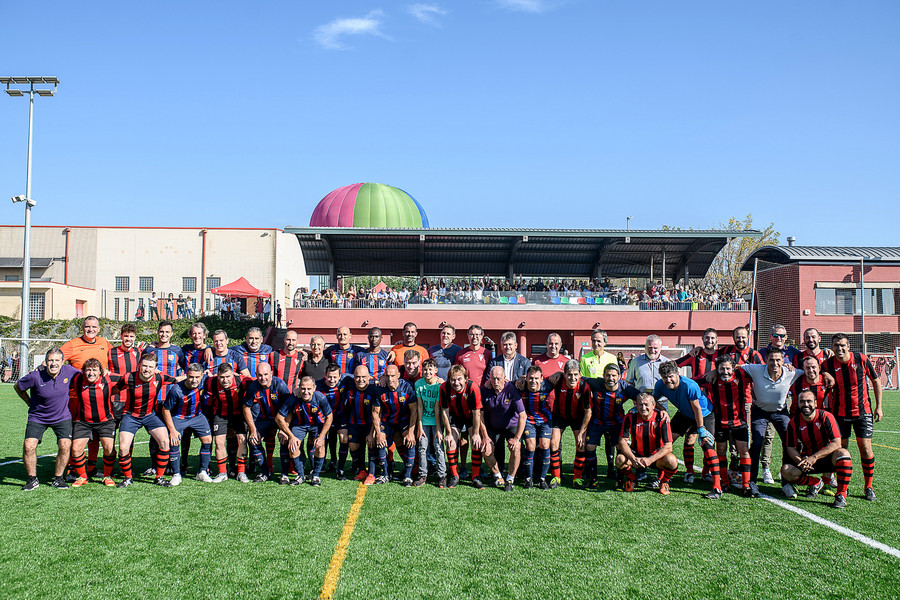 Foto de família dels dos equips participants, part dels organitzadors i Arnau Costa al centre